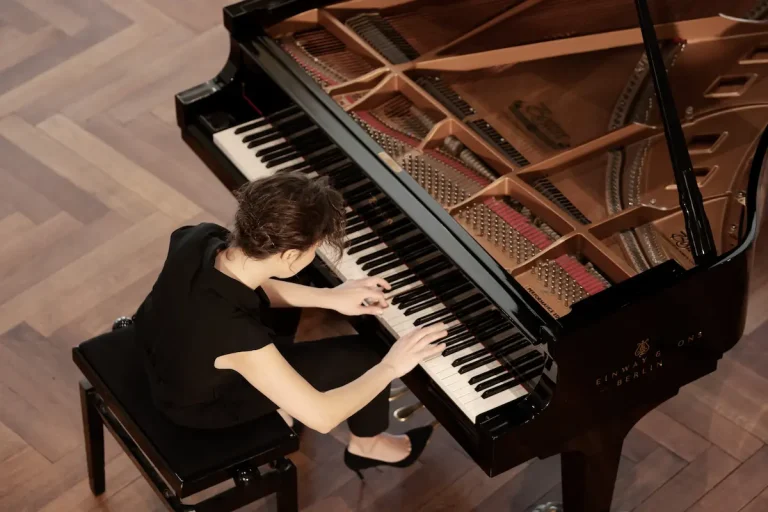 Marina Goshkieva, Pianistin aus Berlin am Flügel.